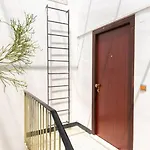 Dorna Near Center And Bacvice Apartment